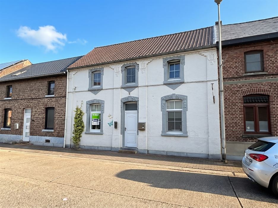 Charmante gezinswoning met 3 slaapkamers, afgewerkte zolder, garage en een unieke ligging.