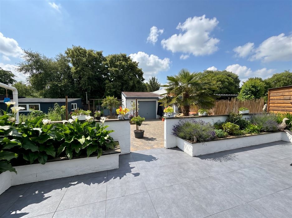 Charmante gezinswoning met 3 slaapkamers, afgewerkte zolder, garage en een unieke ligging.