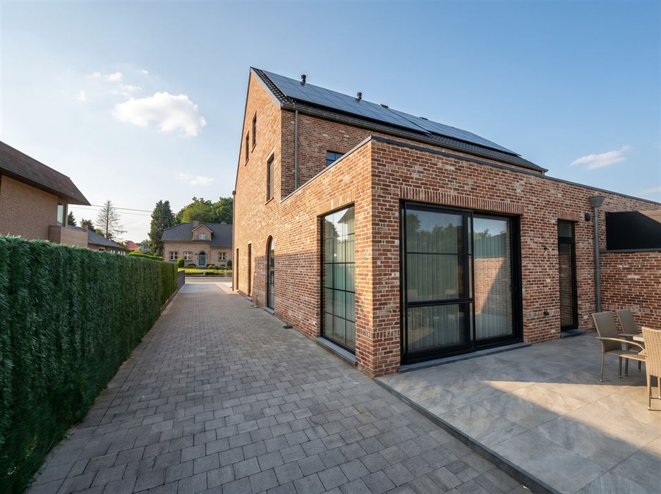 Stijlvolle halfopen pastorijwoning met praktijkruimte, 4 slaapkamers, garage en zonnige tuin op bijna 10 are