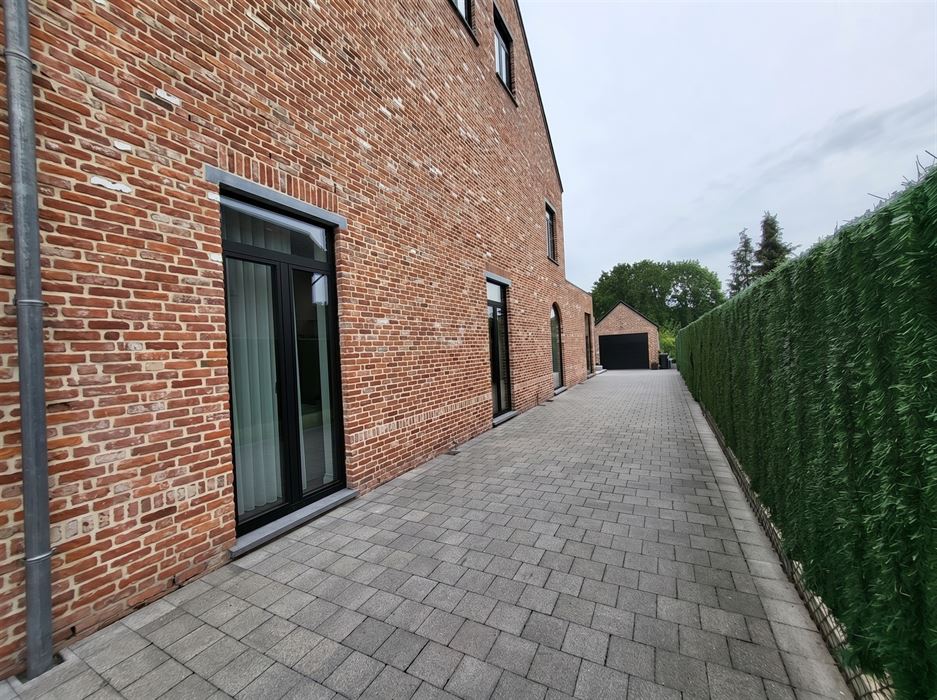 Stijlvolle halfopen pastorijwoning met praktijkruimte, 4 slaapkamers, garage en zonnige tuin op bijna 10 are