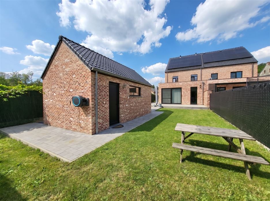 Stijlvolle halfopen pastorijwoning met praktijkruimte, 4 slaapkamers, garage en zonnige tuin op bijna 10 are
