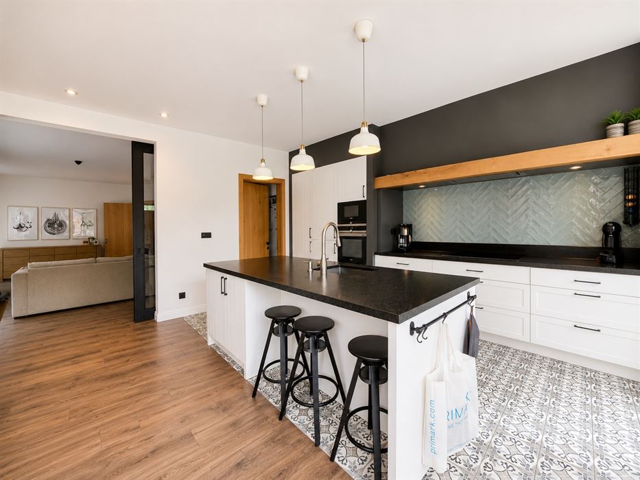 Stijlvolle halfopen pastorijwoning met praktijkruimte, 4 slaapkamers, garage en zonnige tuin op bijna 10 are