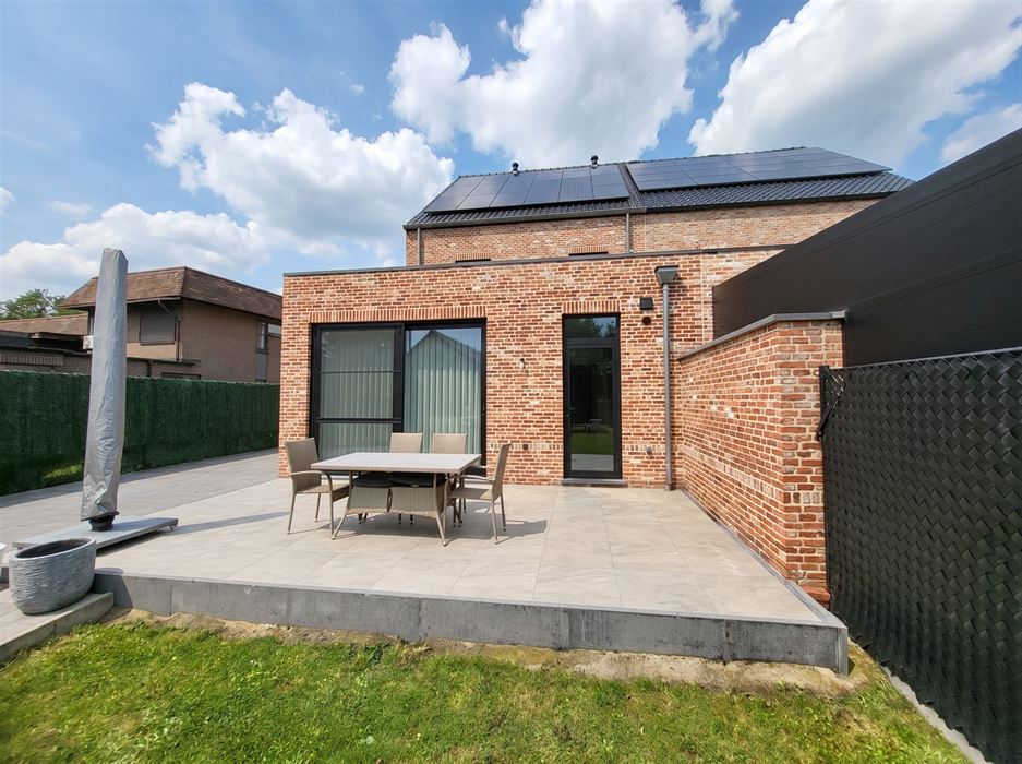 Stijlvolle halfopen pastorijwoning met praktijkruimte, 4 slaapkamers, garage en zonnige tuin op bijna 10 are