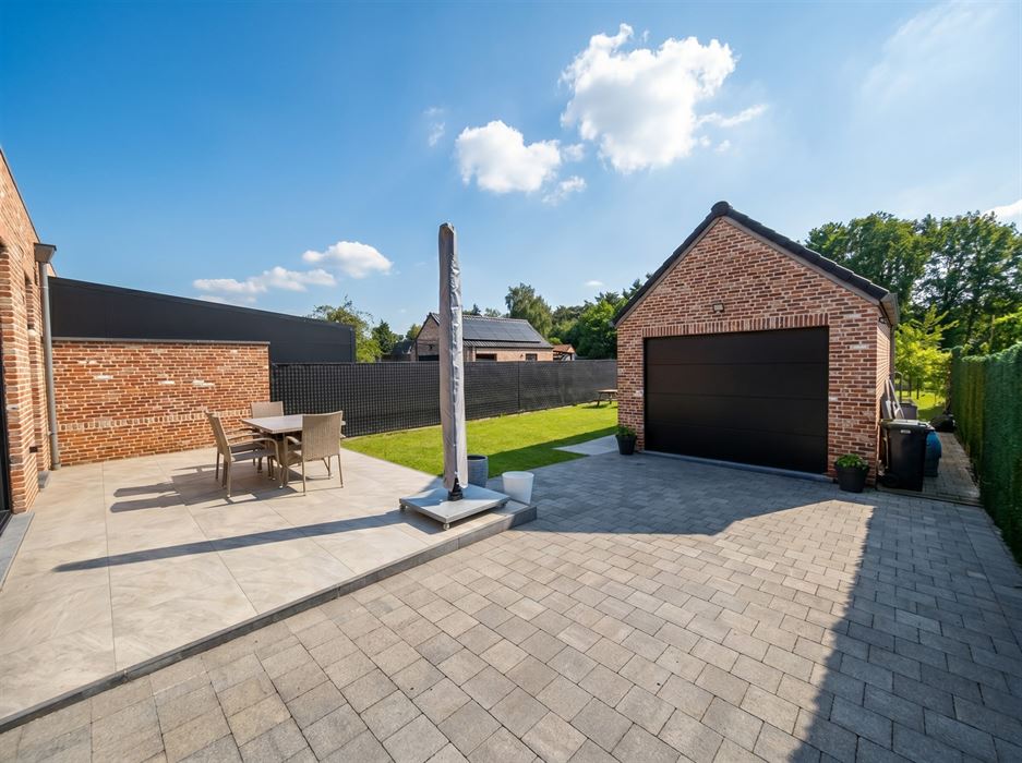 Stijlvolle halfopen pastorijwoning met praktijkruimte, 4 slaapkamers, garage en zonnige tuin op bijna 10 are