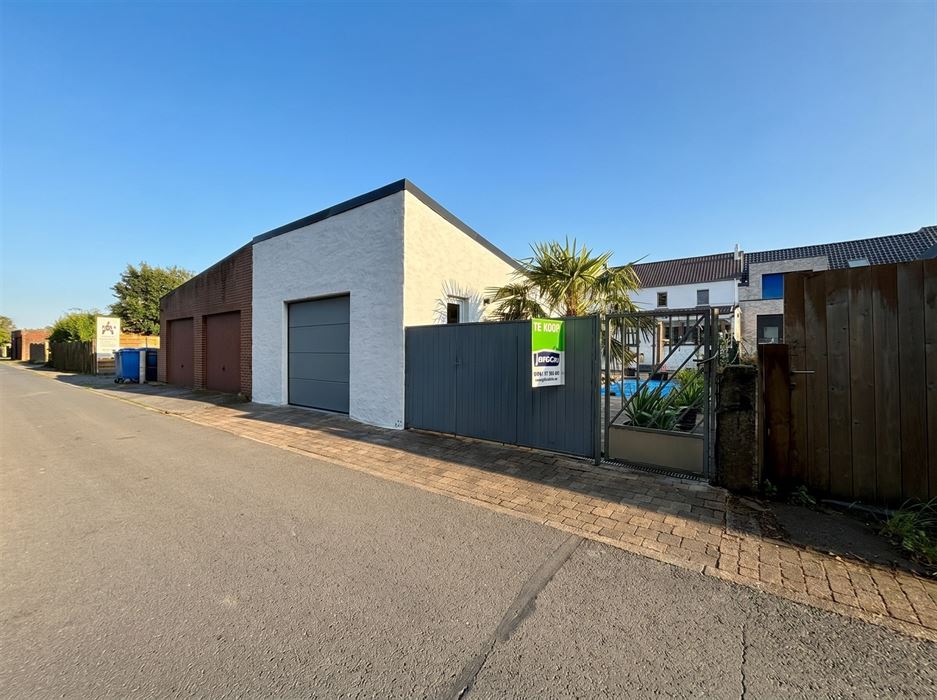 Charmante gezinswoning met 3 slaapkamers, afgewerkte zolder, garage en een unieke ligging.