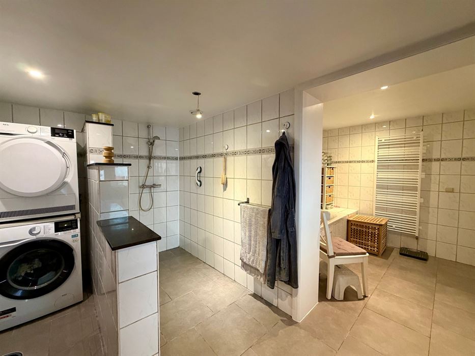 Charmante gezinswoning met 3 slaapkamers, afgewerkte zolder, garage en een unieke ligging.