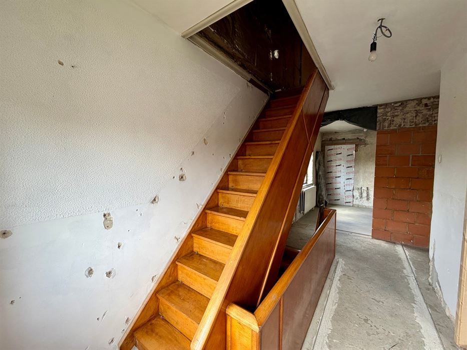 Renovatieproject met enorm potentieel op een ruim perceel van 9a85ca.