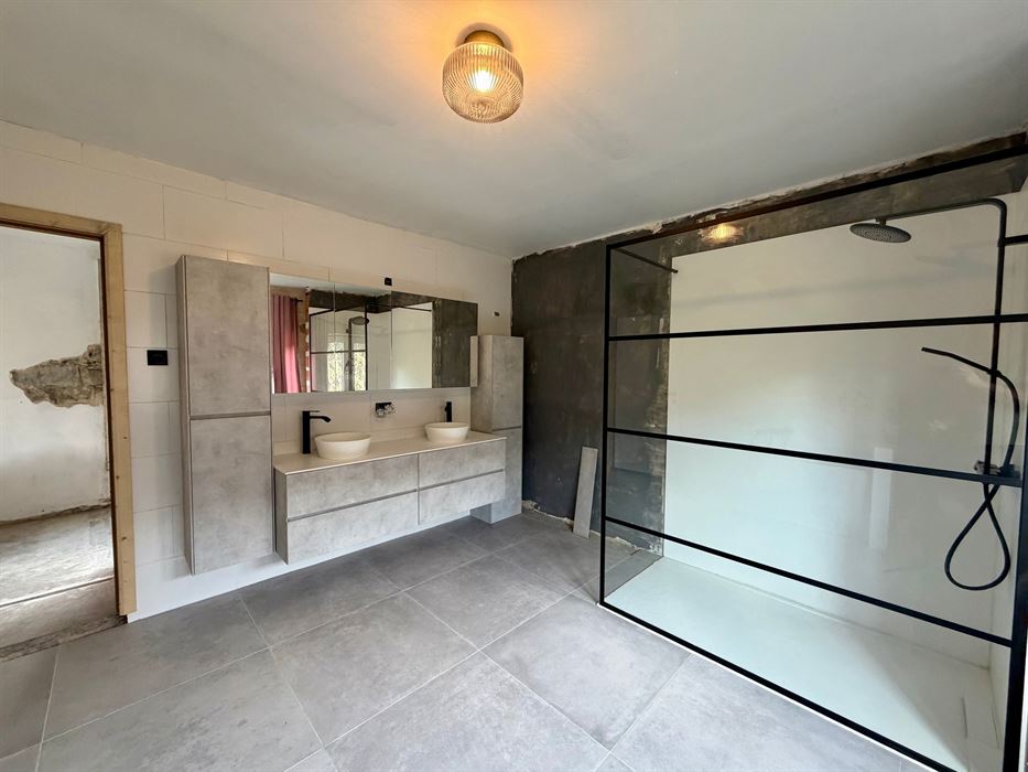 Renovatieproject met enorm potentieel op een ruim perceel van 9a85ca.