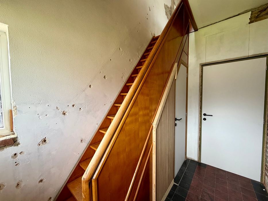 Renovatieproject met enorm potentieel op een ruim perceel van 9a85ca.
