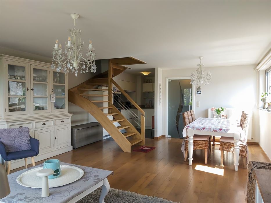 Instapklaar duplexappartement met inpandige garage, zuidgericht terras en 2 slaapkamers op mooie locatie in Maasmechelen!
