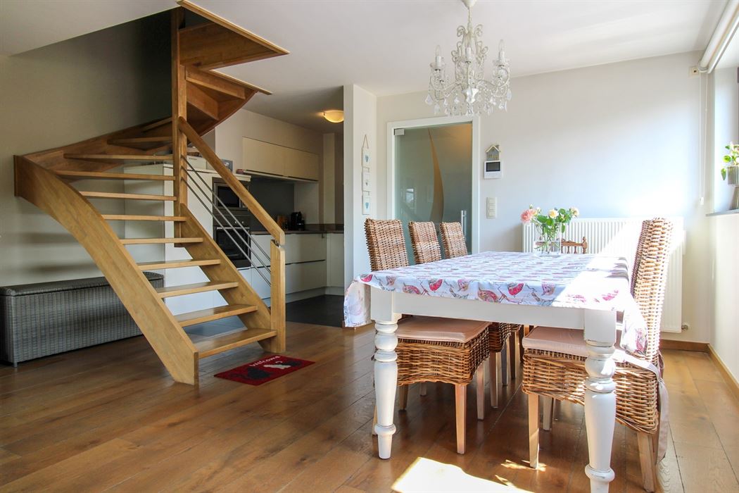 Instapklaar duplexappartement met inpandige garage, zuidgericht terras en 2 slaapkamers op mooie locatie in Maasmechelen!