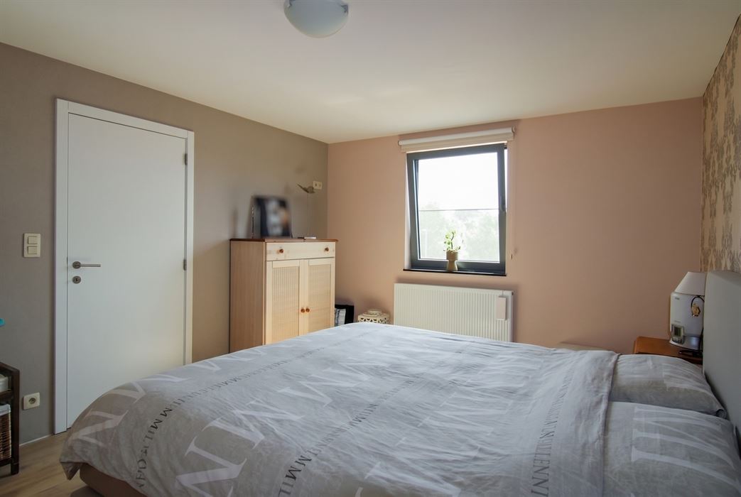 Instapklaar duplexappartement met inpandige garage, zuidgericht terras en 2 slaapkamers op mooie locatie in Maasmechelen!