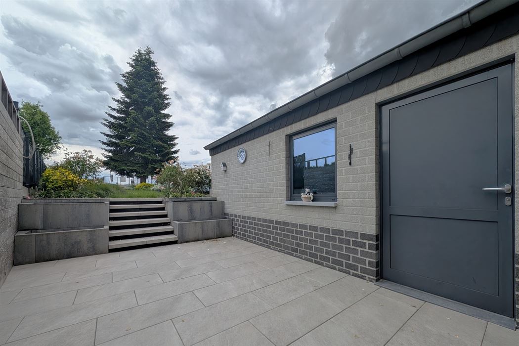 Grotestraat 332/2 – genieten van comfort, sauna, ruime inpandige garage, prachtig aangelegde tuin en een uniek uitzicht over de Maas!