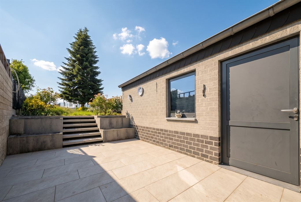 Grotestraat 332/2 – genieten van comfort, sauna, ruime inpandige garage, prachtig aangelegde tuin en een uniek uitzicht over de Maas!