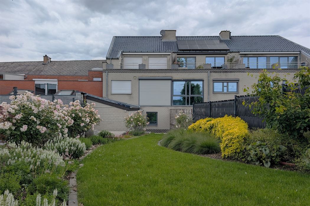 Grotestraat 332/2 – genieten van comfort, sauna, ruime inpandige garage, prachtig aangelegde tuin en een uniek uitzicht over de Maas!