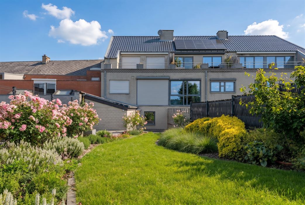 Grotestraat 332/2 – genieten van comfort, sauna, ruime inpandige garage, prachtig aangelegde tuin en een uniek uitzicht over de Maas!