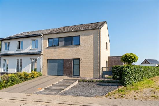 Instapklare halfopen woning met 3 slaapkamers en zwembad te Bilzen