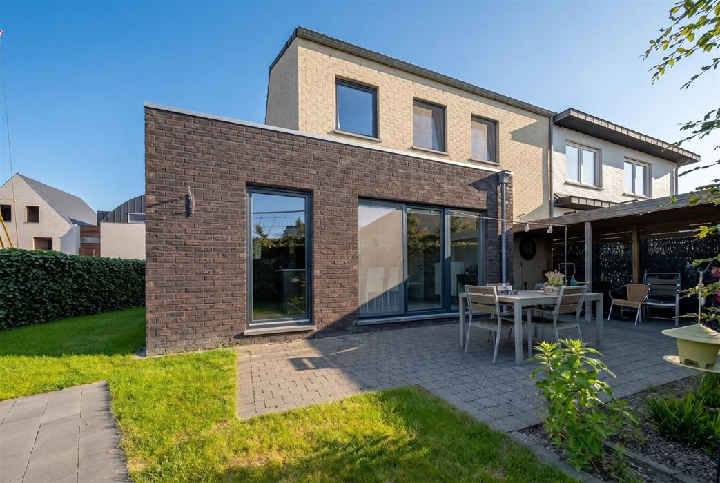Instapklare halfopen woning met 3 slaapkamers en zwembad te Bilzen