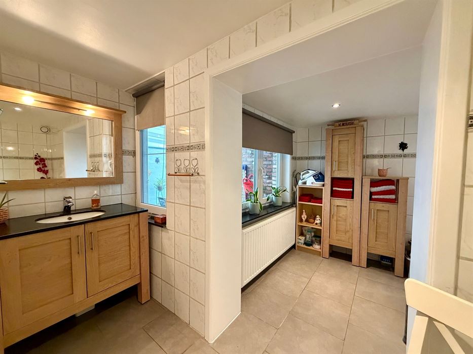 Charmante gezinswoning met 3 slaapkamers, afgewerkte zolder, garage en een unieke ligging.