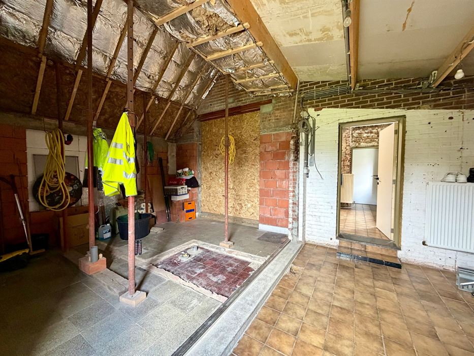 Renovatieproject met enorm potentieel op een ruim perceel van 9a85ca.