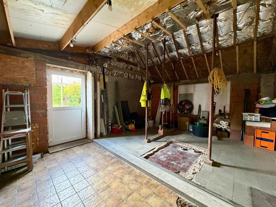 Renovatieproject met enorm potentieel op een ruim perceel van 9a85ca.