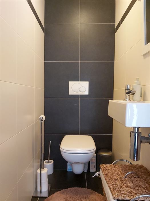 Instapklaar duplexappartement met inpandige garage, zuidgericht terras en 2 slaapkamers op mooie locatie in Maasmechelen!