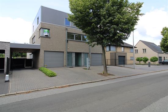 Instapklaar duplexappartement met inpandige garage, zuidgericht terras en 2 slaapkamers op mooie locatie in Maasmechelen!