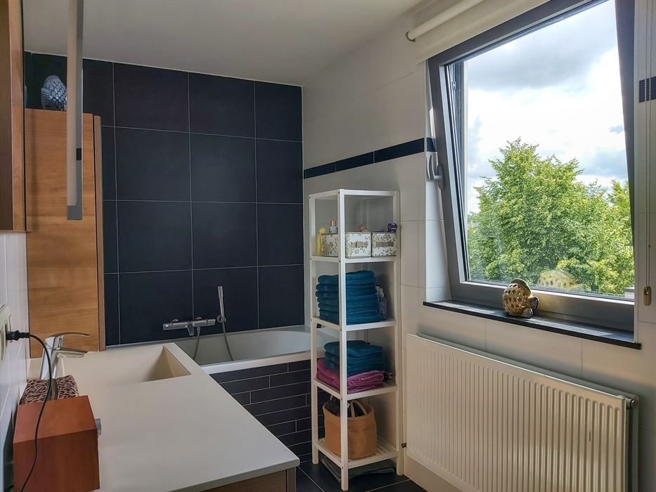 Instapklaar duplexappartement met inpandige garage, zuidgericht terras en 2 slaapkamers op mooie locatie in Maasmechelen!