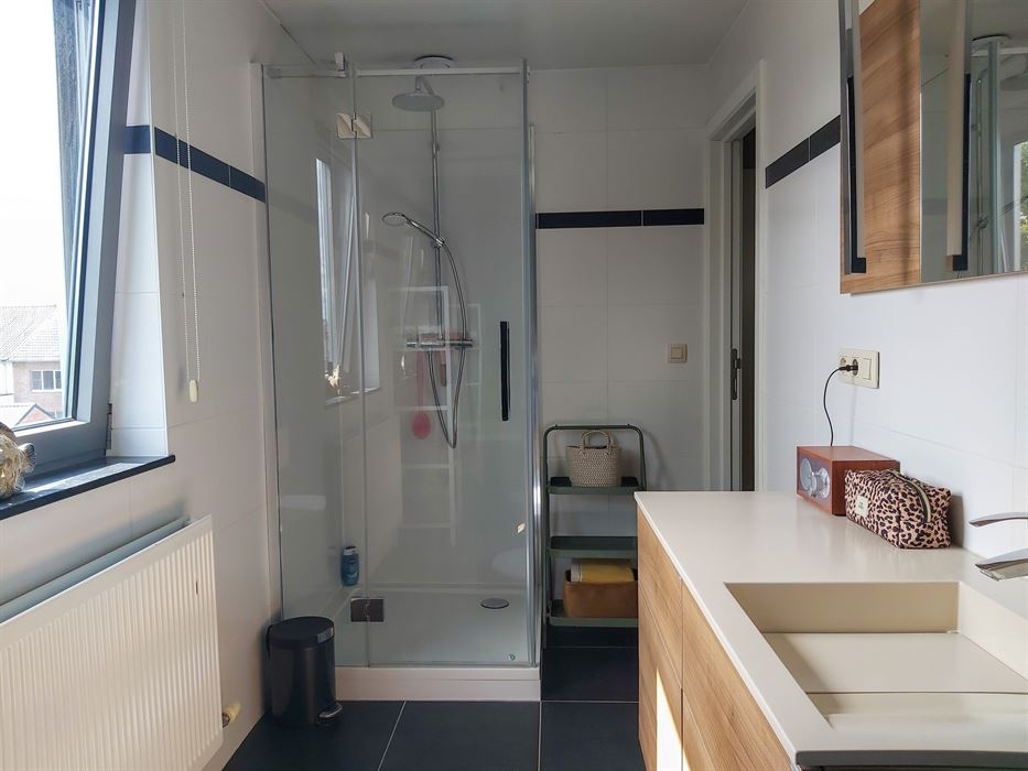 Instapklaar duplexappartement met inpandige garage, zuidgericht terras en 2 slaapkamers op mooie locatie in Maasmechelen!
