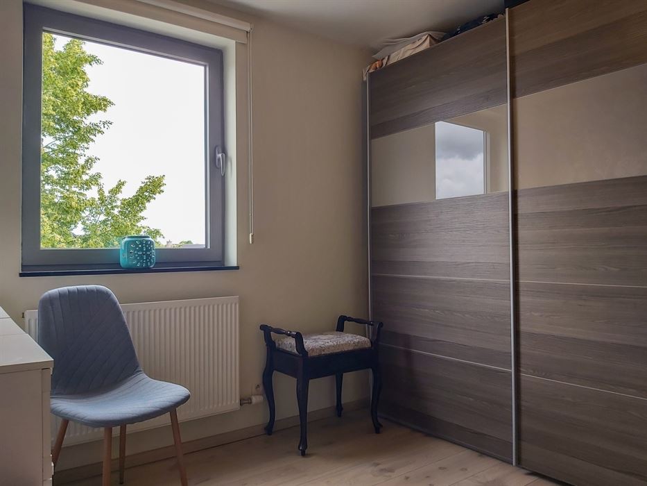 Instapklaar duplexappartement met inpandige garage, zuidgericht terras en 2 slaapkamers op mooie locatie in Maasmechelen!