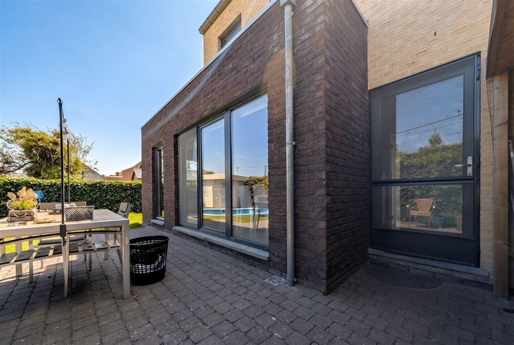 Instapklare halfopen woning met 3 slaapkamers en zwembad te Bilzen