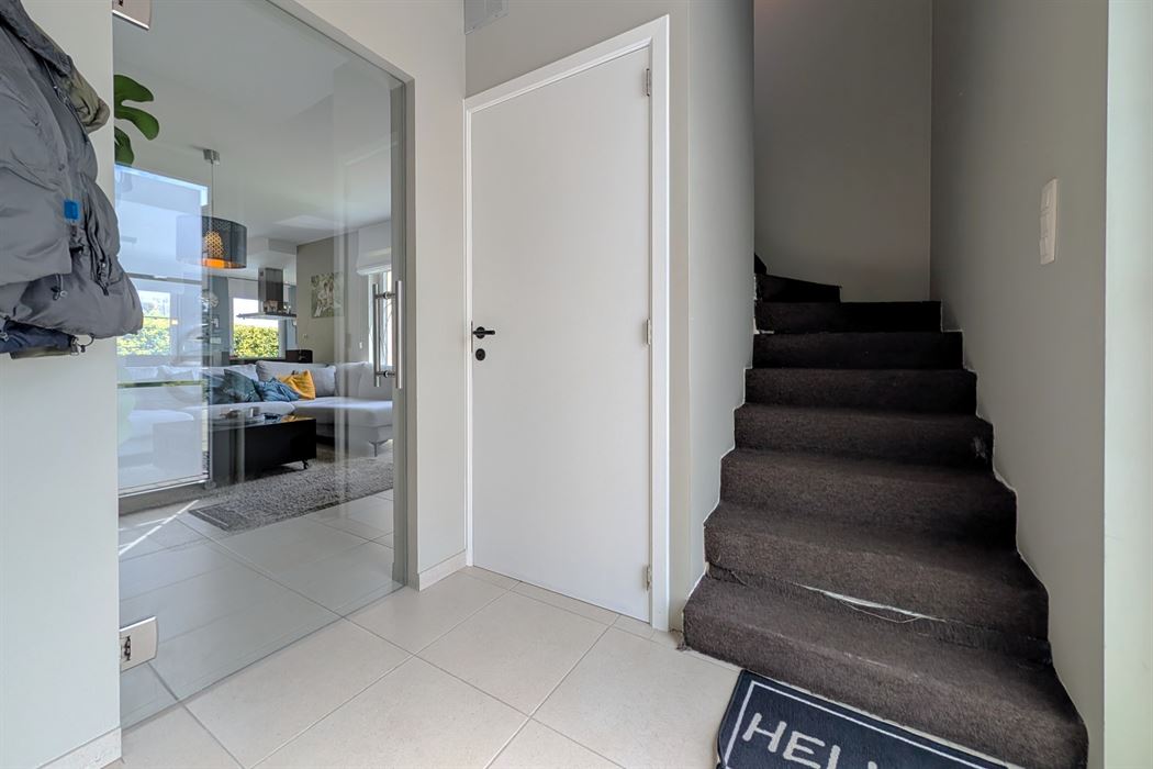 Instapklare halfopen woning met 3 slaapkamers en zwembad te Bilzen