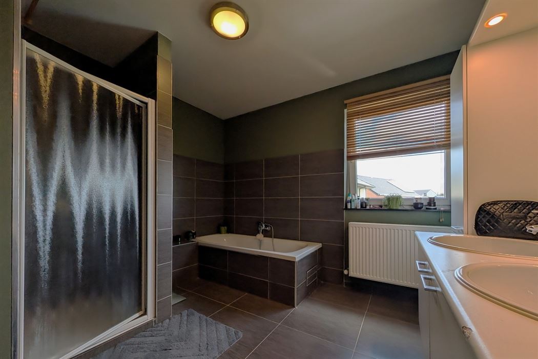 Instapklare halfopen woning met 3 slaapkamers en zwembad te Bilzen