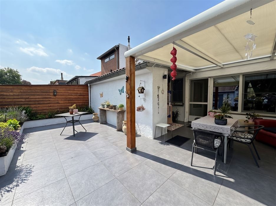 Charmante gezinswoning met 3 slaapkamers, afgewerkte zolder, garage en een unieke ligging.