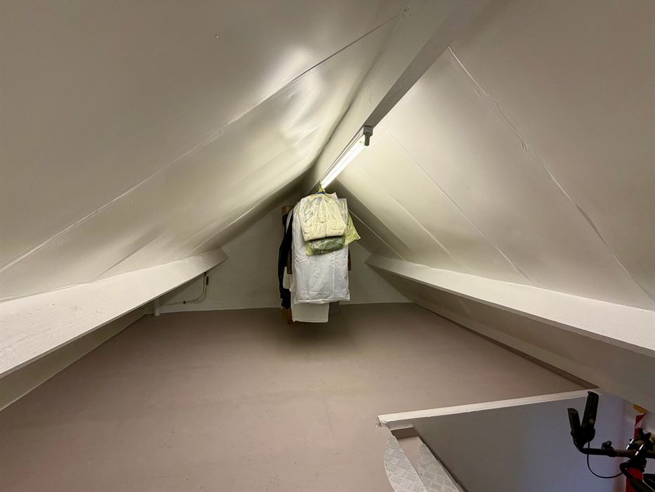Charmante gezinswoning met 3 slaapkamers, afgewerkte zolder, garage en een unieke ligging.