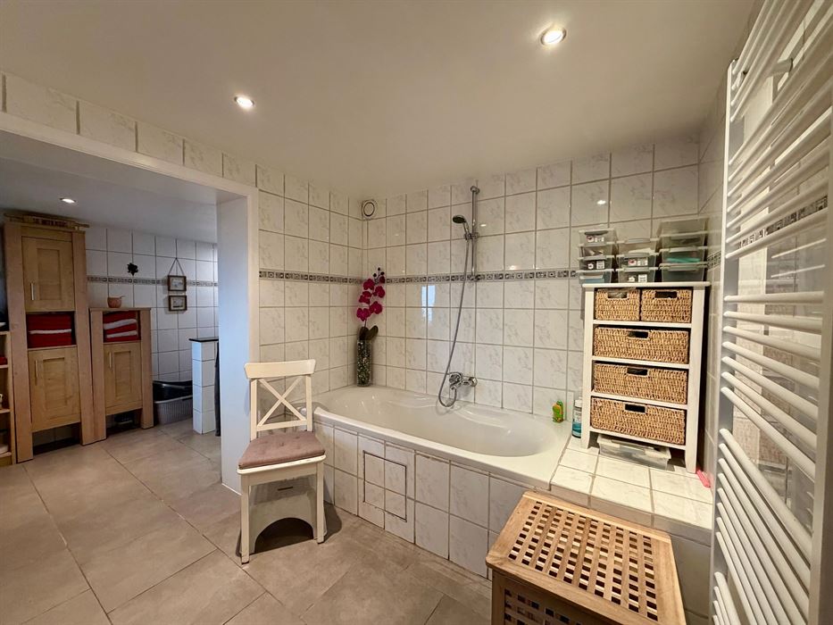 Charmante gezinswoning met 3 slaapkamers, afgewerkte zolder, garage en een unieke ligging.