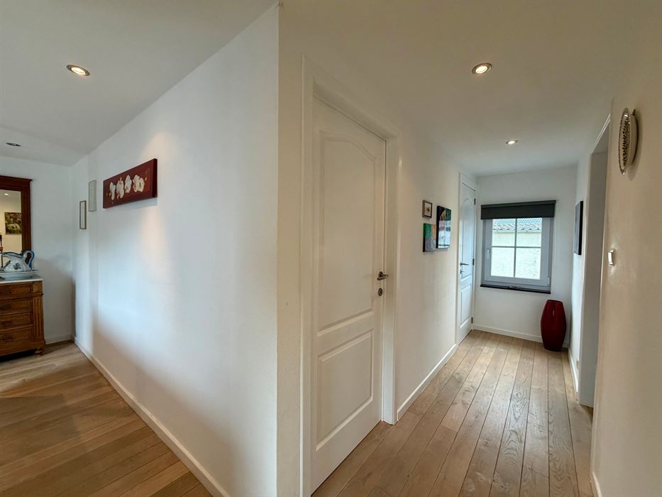 Charmante gezinswoning met 3 slaapkamers, afgewerkte zolder, garage en een unieke ligging.