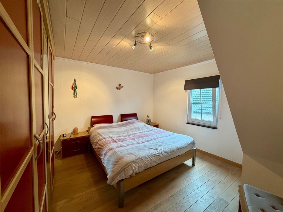 Charmante gezinswoning met 3 slaapkamers, afgewerkte zolder, garage en een unieke ligging.