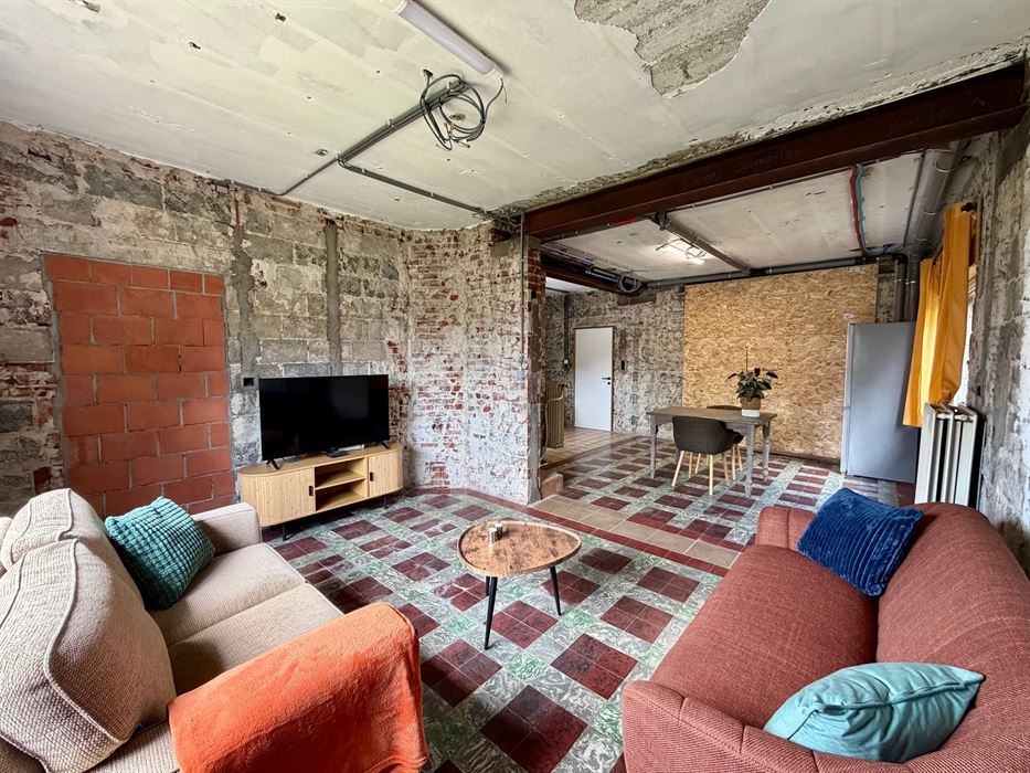 Renovatieproject met enorm potentieel op een ruim perceel van 9a85ca.