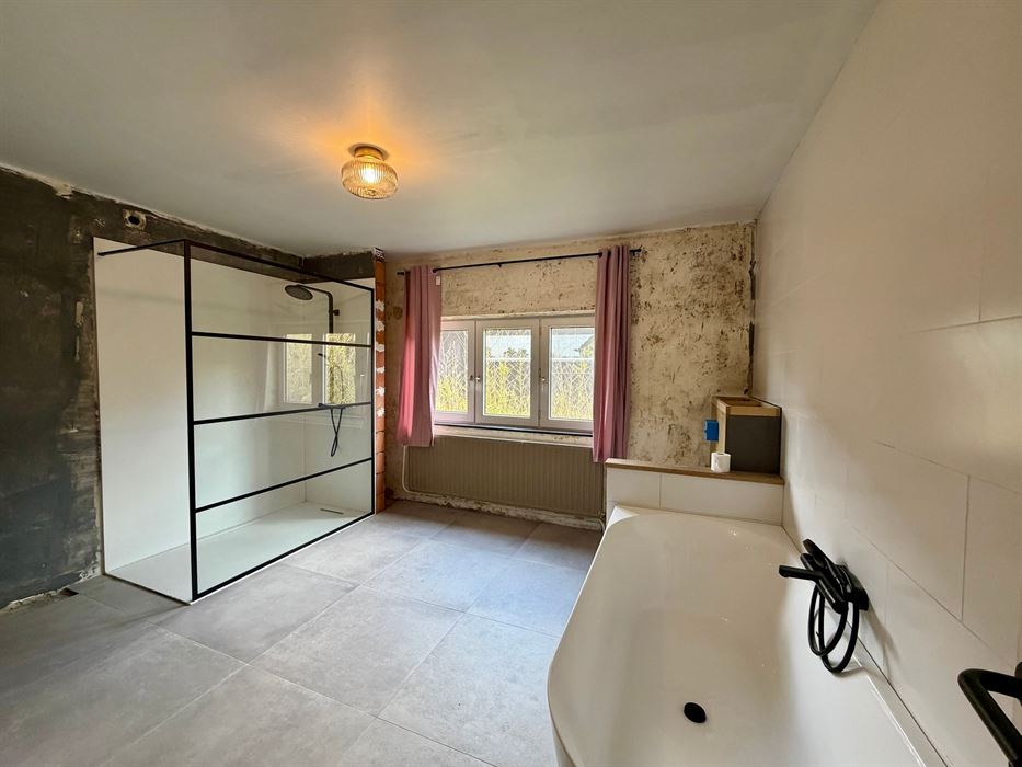Renovatieproject met enorm potentieel op een ruim perceel van 9a85ca.