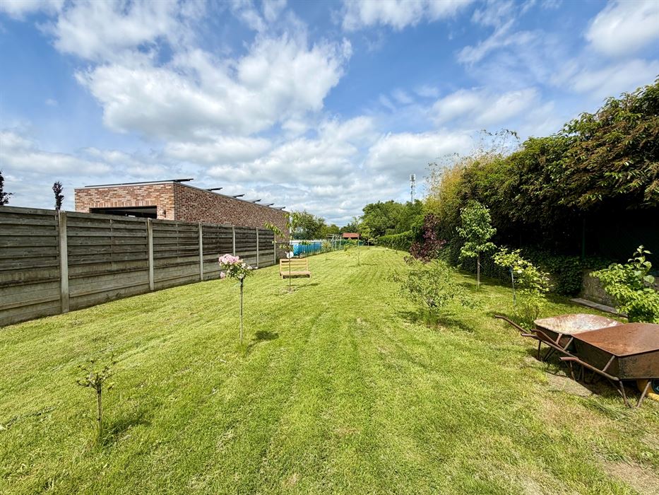 Renovatieproject met enorm potentieel op een ruim perceel van 9a85ca.