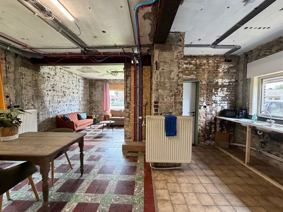 Renovatieproject met enorm potentieel op een ruim perceel van 9a85ca.