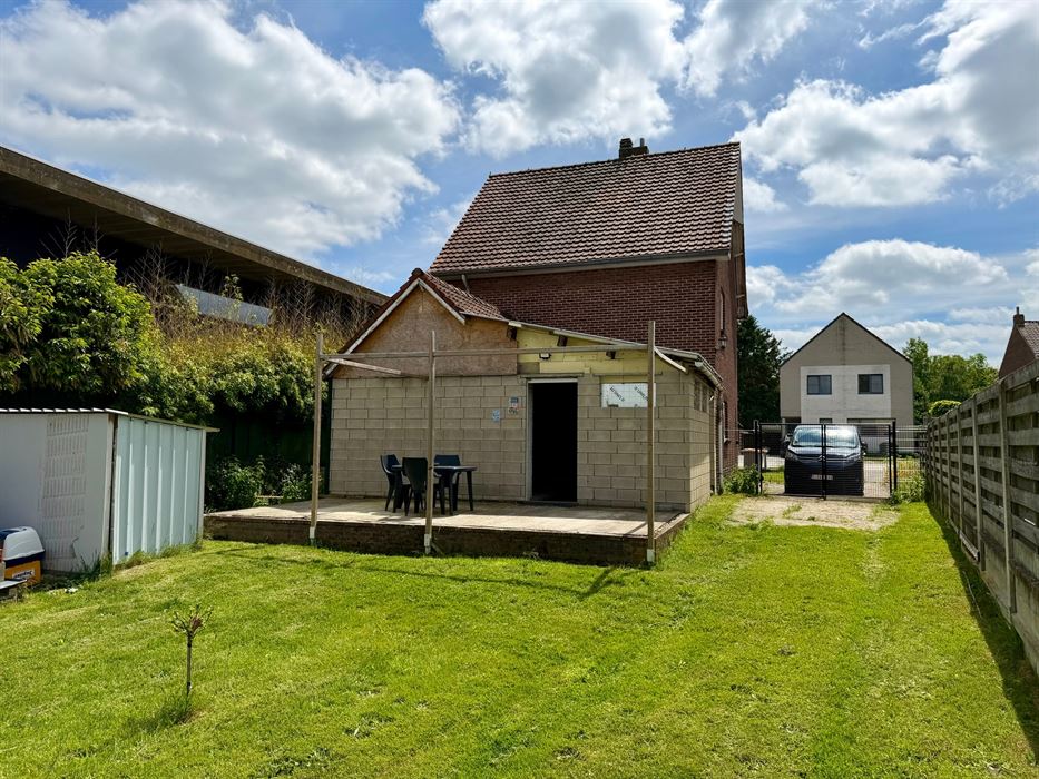 Renovatieproject met enorm potentieel op een ruim perceel van 9a85ca.