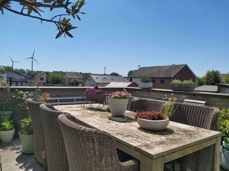 Instapklaar duplexappartement met inpandige garage, zuidgericht terras en 2 slaapkamers op mooie locatie in Maasmechelen!