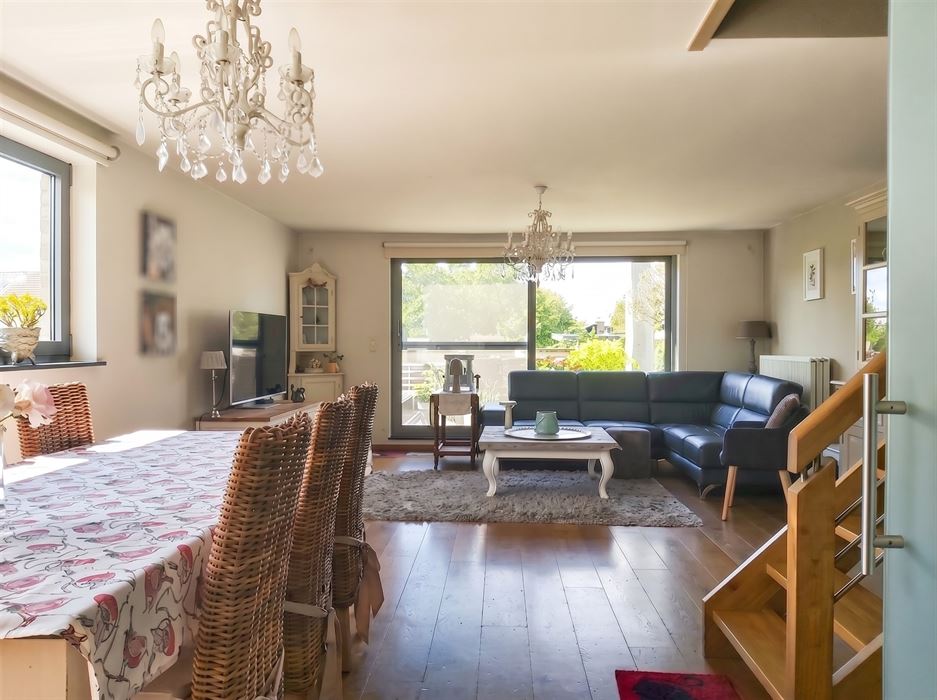 Instapklaar duplexappartement met inpandige garage, zuidgericht terras en 2 slaapkamers op mooie locatie in Maasmechelen!