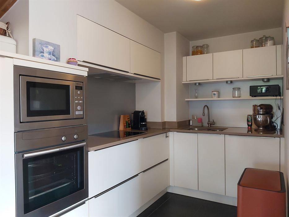 Instapklaar duplexappartement met inpandige garage, zuidgericht terras en 2 slaapkamers op mooie locatie in Maasmechelen!