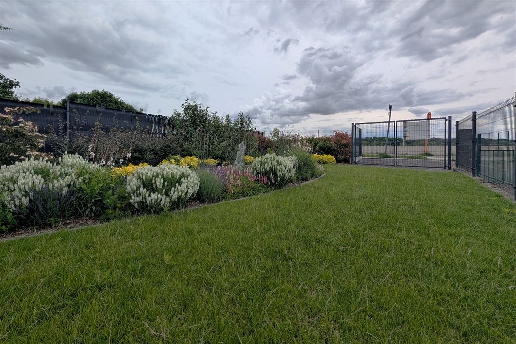 Grotestraat 332/2 – genieten van comfort, sauna, ruime inpandige garage, prachtig aangelegde tuin en een uniek uitzicht over de Maas!