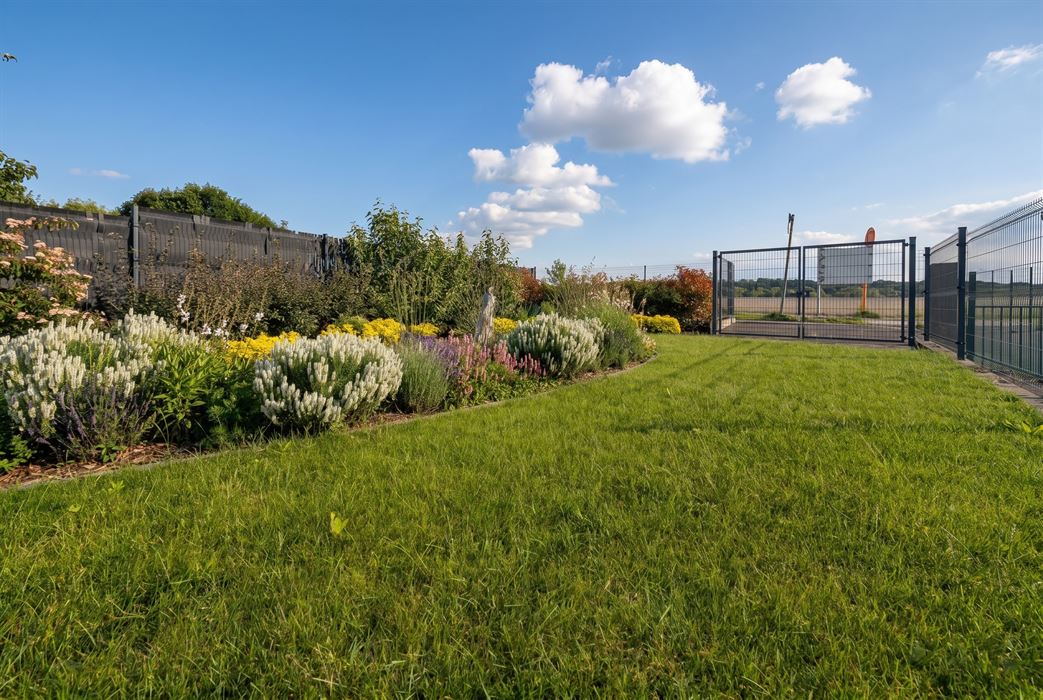 Grotestraat 332/2 – genieten van comfort, sauna, ruime inpandige garage, prachtig aangelegde tuin en een uniek uitzicht over de Maas!