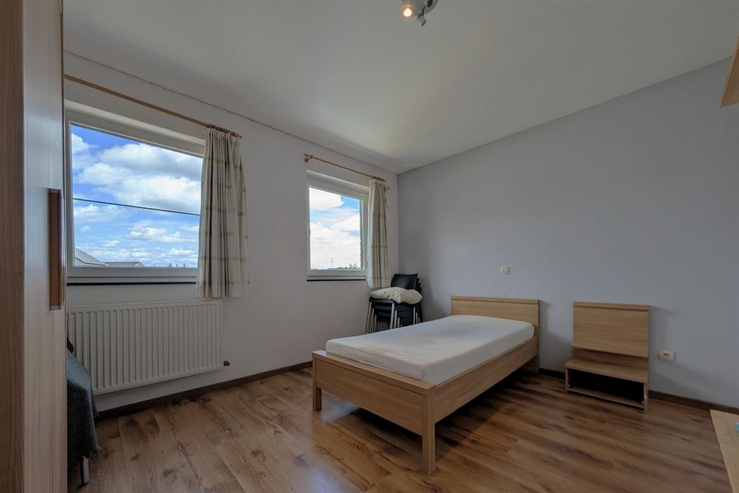 Instapklare halfopen woning met 3 slaapkamers en zwembad te Bilzen