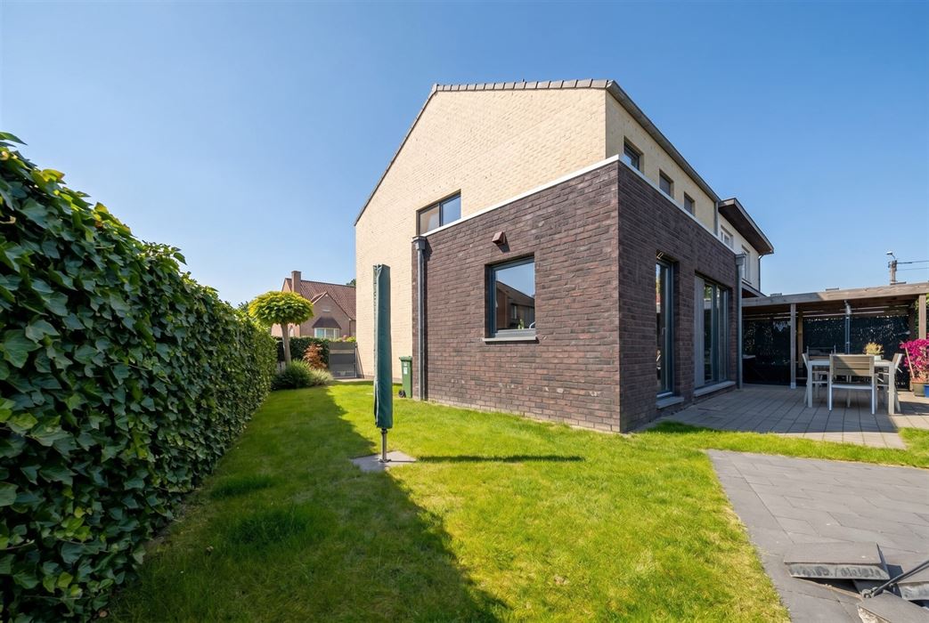 Instapklare halfopen woning met 3 slaapkamers en zwembad te Bilzen